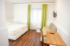 Rúm í herbergi á Gasthof Pack "Zur Lebing Au"