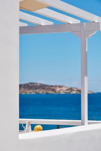 - une vue sur l'océan depuis le balcon d'un bateau dans l'établissement Mirabeli Apartments & Suites, à Pollonia