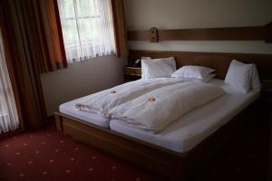 A bed or beds in a room at Zum Sepp