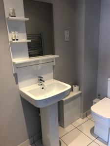 Phòng tắm tại No 3 New Inn Apartments NEWLY RENOVATED