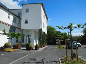 una calle frente a un edificio blanco en Milchhof Apartments Aschaffenburg, en Aschaffenburg