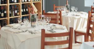 uma mesa com copos de vinho e guardanapos em Hotel Liverpool em Cervia