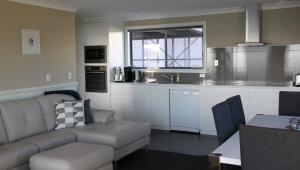 Gallery image of SEA EAGLE COTTAGE Amazing views of Bay of Fires in Binalong Bay