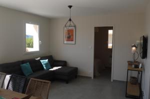 TV a/nebo společenská místnost v ubytování Les Oliviers