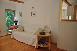 ein Wohnzimmer mit einem weißen Sofa und einem Tisch in der Unterkunft Bio-Weingut Leitner in Leutschach