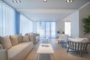 A seating area at Modica Beach Resort