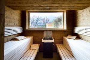 ein Zimmer mit zwei Bänken in einer Hütte mit einem Fenster in der Unterkunft Hotel Aichingerwirt in Mondsee