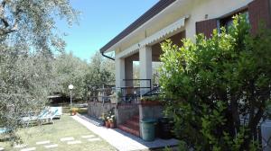 a house with a balcony on the side of it at Agriturismo Ca' Licante in Bardolino