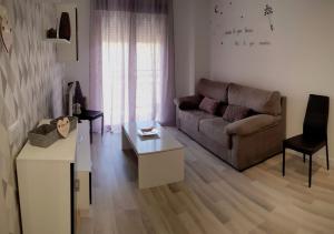 salon z kanapą i stołem w obiekcie Apartamento "El Abuelo" VT-LR560 w mieście Calahorra