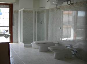 A bathroom at Residence Montegrappa