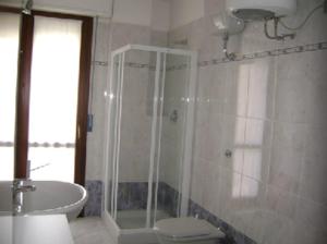 A bathroom at Residence Montegrappa Még 18 kép