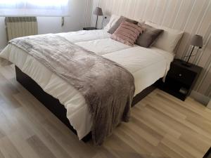 Łóżko lub łóżka w pokoju w obiekcie Apartamento "El Abuelo" VT-LR560