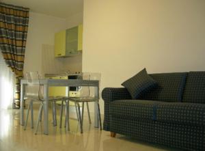 sala de estar con sofá y mesa en Residence Montegrappa, en Cagliari