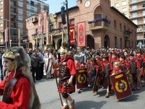 un grupo de personas disfrazadas caminando en un desfile en Apartamento "El Abuelo", en Calahorra