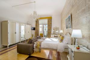 duża sypialnia z łóżkiem i kanapą w obiekcie Point de vue Guesthouse w mieście Rabat