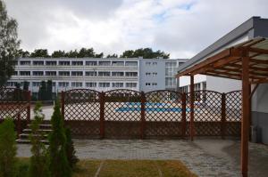 a building with a fence in front of a building at Apartament 45 Baltic Park Pogorzelica in Pogorzelica