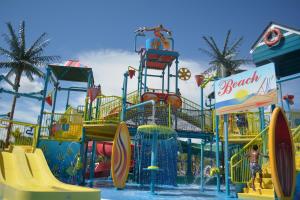 un parque acuático con un montón de toboganes de agua en Disney Dreams Luxury Home with Private Water Park, en Orlando