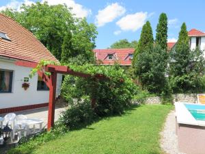 Vonkajšia záhrada v ubytovaní Guest house Magyar Route 66