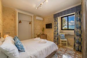 Una cama o camas en una habitación de Point de vue Guesthouse