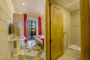 拉巴特Point de vue Guesthouse的带淋浴、盥洗盆和卫生间的浴室 更多37张照片