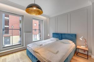 Ein Bett oder Betten in einem Zimmer der Unterkunft Chmielna Park Apartments Old Town