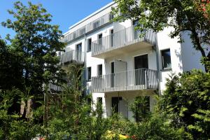 ハンブルクにあるSignature East Hotel Apartmentのバルコニー付きの白い建物の外側の景色