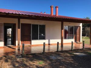 una casa con porche y porche en Arenas Termales en Salto