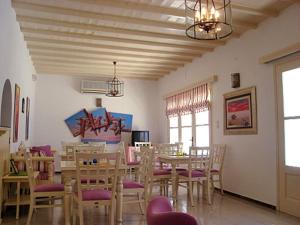 فندق ماغاس في مدينة ميكونوس: غرفة طعام مع طاولة وكراسي