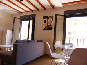 Apartamento A con Garaje Privado في طليطلة: غرفة معيشة مع أريكة وطاولة