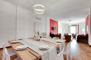 - une salle à manger avec une table et des chaises en bois dans l'établissement Accademia opera deluxe, à Venise