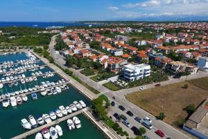 una vista aérea de un puerto deportivo con barcos en el agua en Marija Anchor Exclusive en Zadar