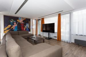 バルセロナにあるCosmo Suite Penthouseのリビングルーム(ソファ、薄型テレビ付)