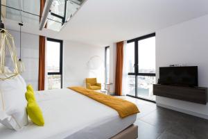 バルセロナにあるCosmo Suite Penthouseの白いベッドルーム(大型ベッド1台、薄型テレビ付)