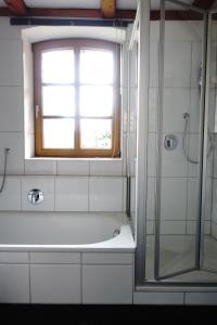 a bathroom with a bath tub and a window at Fewos in Klein-Grindau in Schwarmstedt