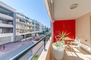 En balkon eller terrasse på Appartement centrale à 100 m des plages Rue de Provence