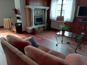Hostal Boavista في Costoia: غرفة معيشة مع أريكة وطاولة قهوة