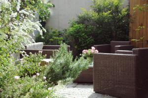 a garden with many plants and flowers on a patio at Apartments Breydelhof in Bruges