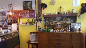 una habitación con una tienda con un montón de artículos en Guesthouse Langafit, en Laugarbakki