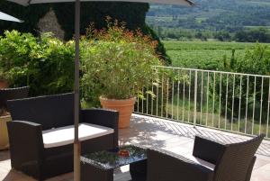 Logis Hôtel La Bastide des Monges的阳台或露台