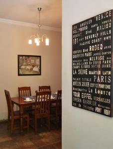 een eetkamer met een tafel en stoelen bij At Olive Guesthouse in Vanderbijlpark