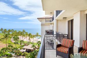 Un balcón con sillas y vistas al océano. en Sixth Floor Villa with Sunrise View - Beach Tower at Ko Olina Beach Villas Resort, en Kapolei