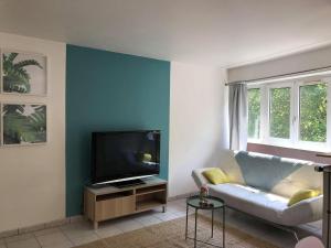 a living room with a couch and a flat screen tv at F3 - Séjour Paris + Disneyland - 37bd Segrais Lognes in Lognes
