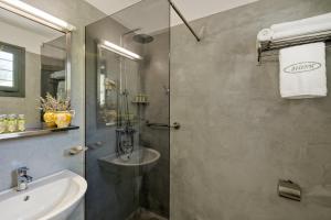 A bathroom at Dioni Hotel