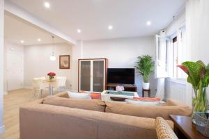 a living room with a couch and a table at Apartamento Tiboli con parking gratuito in Bilbao