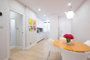 a kitchen and dining room with a table and chairs at Apartamento Tiboli con parking gratuito in Bilbao