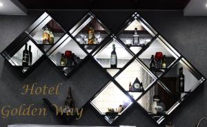 una pared con un estante con botellas de alcohol en Golden Way en Tiflis