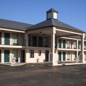 un gran edificio con una torre de reloj encima en Executive Inn & Suites - Covington, en Covington