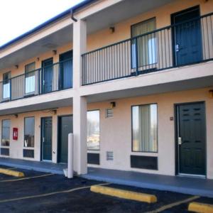 un edificio con puertas y ventanas y aparcamiento en Executive Inn & Suites - Covington, en Covington