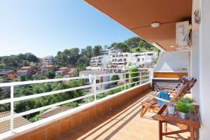 balcón con vistas a la ciudad en Lets Holidays Apartment Costa Brava, en Tossa de Mar