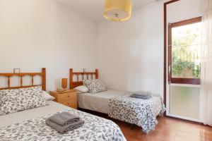 Lets Holidays Apartment Costa Brava tesisinde bir odada yatak veya yataklar